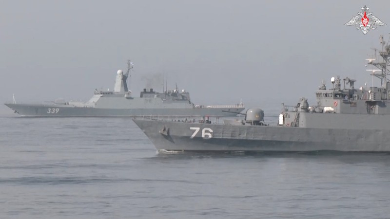 Angkatan Laut Iran, Rusia, dan China menggelar latihan militer gabungan di lepas pantai Iran, Rabu (12/3/2025). (via REUTERS/Iranian Army) Angkatan Laut Iran, Rusia, dan China menggelar latihan militer gabungan di lepas pantai Iran, Rabu (12/3/2025). (via REUTERS/Iranian Army)