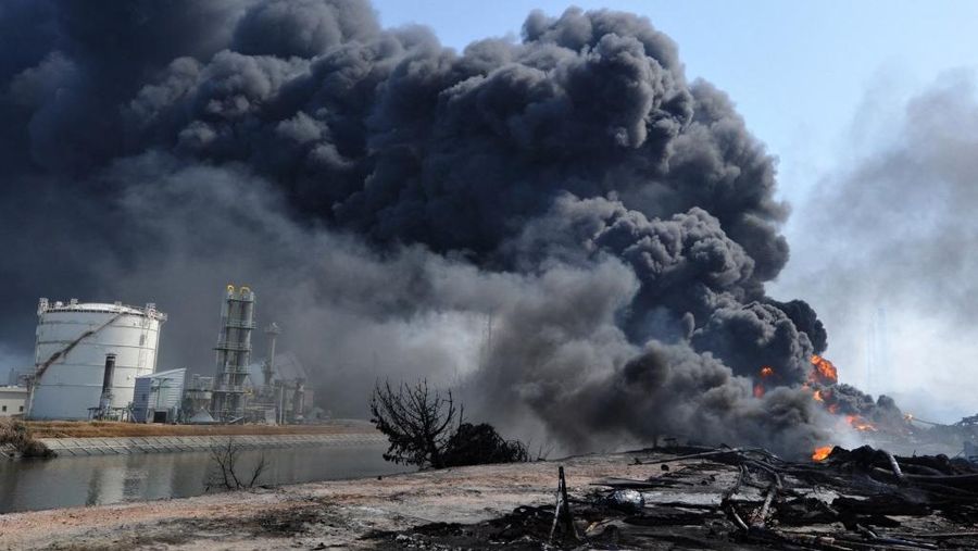 Asap mengepul kehancuran dua reaktor di pabrik nuklir yang dilanda gempa tanggal 11 Maret 2011. (Photo by KIM JAE-HWAN / AFP)