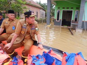 Peduli Korban Banjir, Bupati Muaro Jambi Tinjau Lokasi dan Salurkan Bantuan