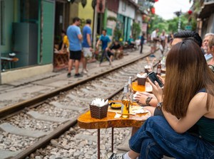 Hanoi Larang Wisata Ngopi di Tepi Rel Kereta Api Karena Berbahaya