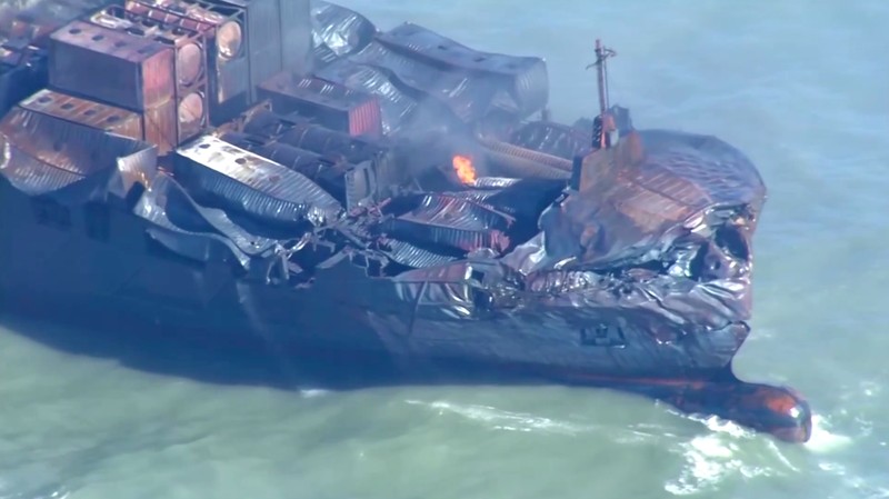 Kapal kargo yang terlibat dalam tabrakan hari Senin dengan kapal tanker bahan bakar jet di lepas pantai timur laut Inggris masih menyala. Kapal kargo yang terlibat dalam tabrakan hari Senin dengan kapal tanker bahan bakar jet di lepas pantai timur laut Inggris masih menyala. (Tangkapan Layar Video Reuters/BBC)