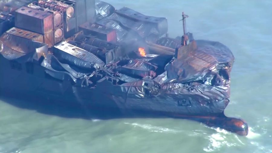 Kapal kargo yang terlibat dalam tabrakan hari Senin dengan kapal tanker bahan bakar jet di lepas pantai timur laut Inggris masih menyala. (Tangkapan Layar Video Reuters/BBC)