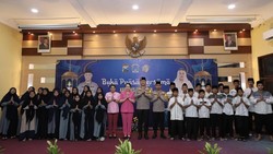 Kapolres Lamongan Berbagi Kebahagiaan Ramadan Bersama Anak Yatim Piatu