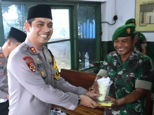 Sinergi Polri-TNI, Kapolres Situbondo Bagikan Takjil ke Anggota Kodim