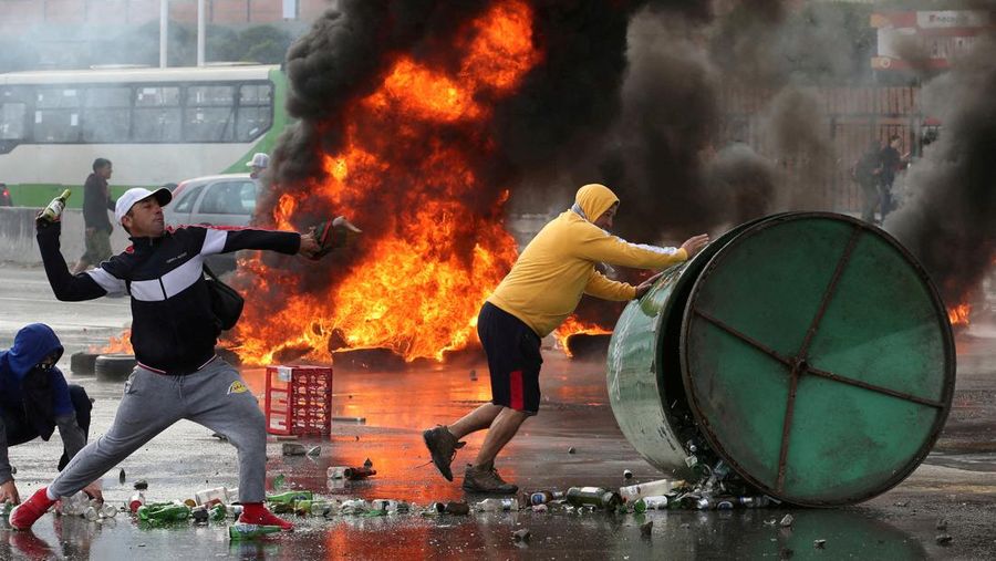 Kebakaran terjadi saat demonstran bentrok dengan polisi antihuru-hara sambil melempar botol selama protes nelayan terhadap pemerintah, menuntut agar undang-undang penangkapan ikan baru disetujui di kongres di Valparaiso, Cile, 11 Maret 2025. (REUTERS/Rodrigo Garrido)