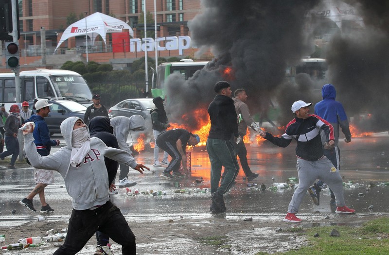 Kebakaran terjadi saat demonstran bentrok dengan polisi antihuru-hara sambil melempar botol selama protes nelayan terhadap pemerintah, menuntut agar undang-undang penangkapan ikan baru disetujui di kongres di Valparaiso, Cile, 11 Maret 2025. Kebakaran terjadi saat demonstran bentrok dengan polisi antihuru-hara sambil melempar botol selama protes nelayan terhadap pemerintah, menuntut agar undang-undang penangkapan ikan baru disetujui di kongres di Valparaiso, Cile, 11 Maret 2025. (REUTERS/Rodrigo Garrido)