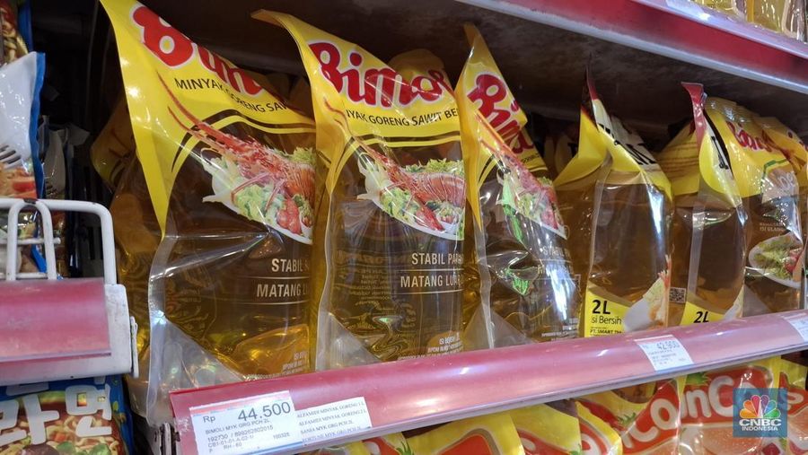 Kondisi harga minyak goreng di minimarket. (վ/Chandra Dwi)