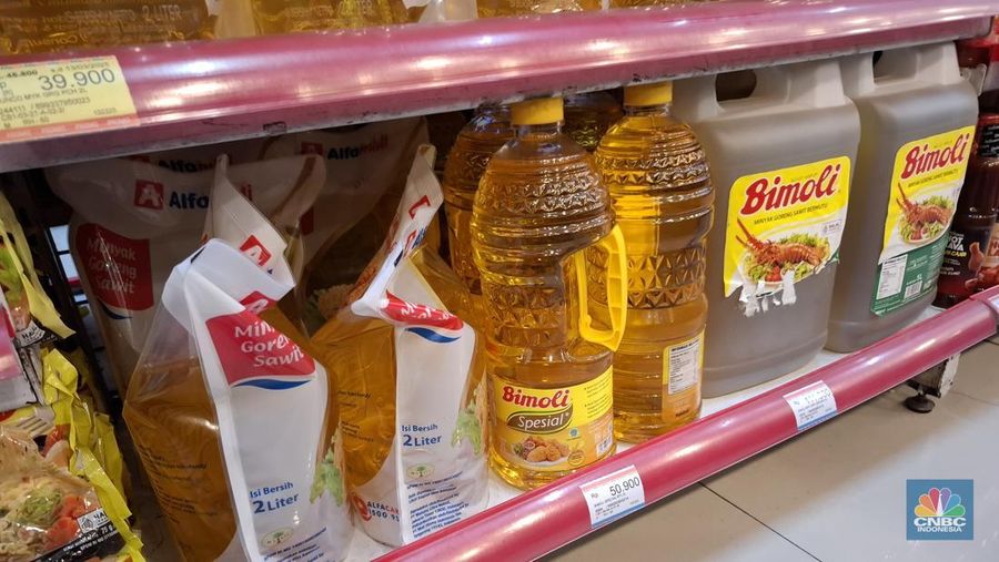 Kondisi harga minyak goreng di minimarket. (CNBC Indonesia/Chandra Dwi)