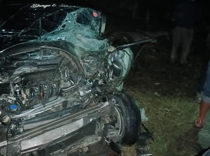 Mobil Tergelincir Lalu Tabrak Truk saat Nyalip di Toba, 2 Tewas