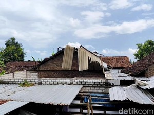 Detik-detik Ngeri Puting Beliung Terbangkan Atap Rumah di Tayu Pati