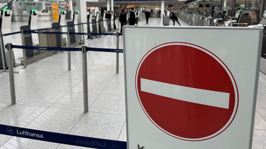Loket check-in Lufthansa yang kosong di bandara Franz-Josef-Strauss, Munich, terlihat saat para pekerja sektor publik dan staf lapangan memulai aksi mogok selama dua hari setelah negosiasi upah berakhir tanpa hasil di Munich, Jerman, 27 Februari 2025. (REUTERS/Ayhan Uyanik)
