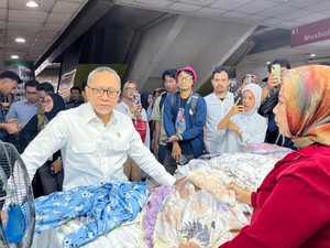 Zulhas Borong Mukena dan Sarung buat Korban Banjir Bekasi-Lampung Rp 300 Juta
