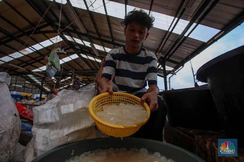 Pedagang menjuak kolang-kaling yang dijual di Pasar Induk Kramat Jati, Jakarta, Rabu (12/3/2025). Penjualan kolang-kaling yang menjadi salah satu menu untuk berbuka puasa mengalami penurunan dibanding bulan Ramadan tahun lalu. (CNBC Indonesia/Faisal Rahman) Pedagang menjuak kolang-kaling yang dijual di Pasar Induk Kramat Jati, Jakarta, Rabu (12/3/2025). Penjualan kolang-kaling yang menjadi salah satu menu untuk berbuka puasa mengalami penurunan dibanding bulan Ramadan tahun lalu. (CNBC Indonesia/Faisal Rahman)