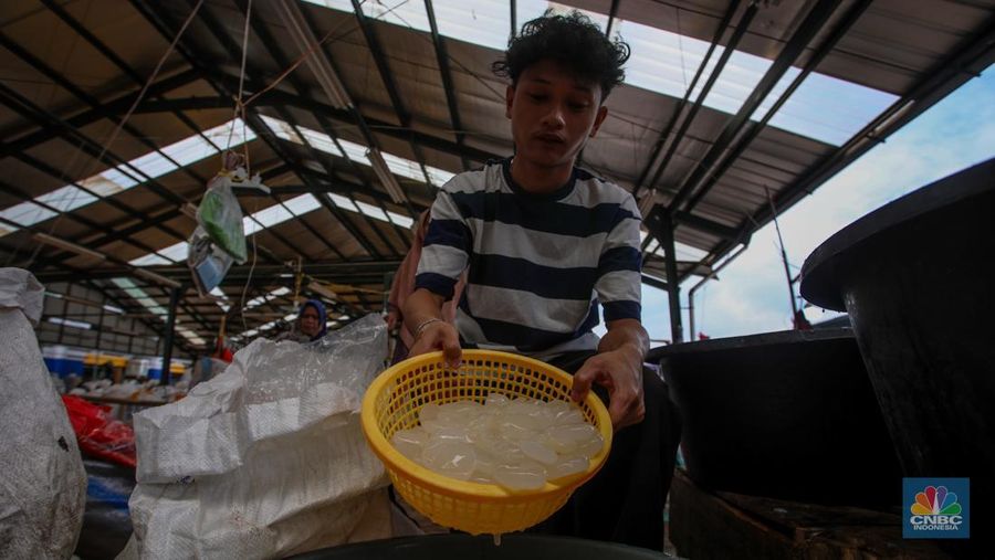 Pedagang menjuak kolang-kaling yang dijual di Pasar Induk Kramat Jati, Jakarta, Rabu (12/3/2025). Penjualan kolang-kaling yang menjadi salah satu menu untuk berbuka puasa mengalami penurunan dibanding bulan Ramadan tahun lalu. (CNBC Indonesia/Faisal Rahman)