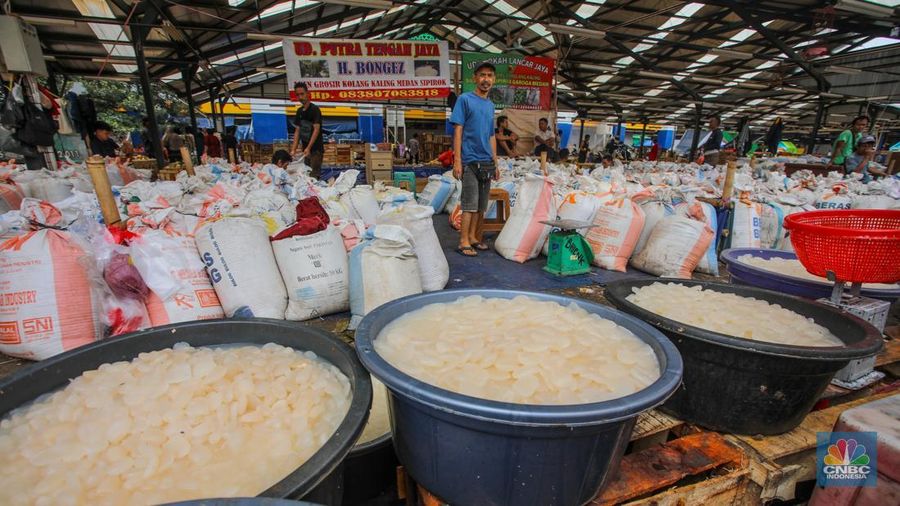 Pedagang menjuak kolang-kaling yang dijual di Pasar Induk Kramat Jati, Jakarta, Rabu (12/3/2025). Penjualan kolang-kaling yang menjadi salah satu menu untuk berbuka puasa mengalami penurunan dibanding bulan Ramadan tahun lalu. (CNBC Indonesia/Faisal Rahman)