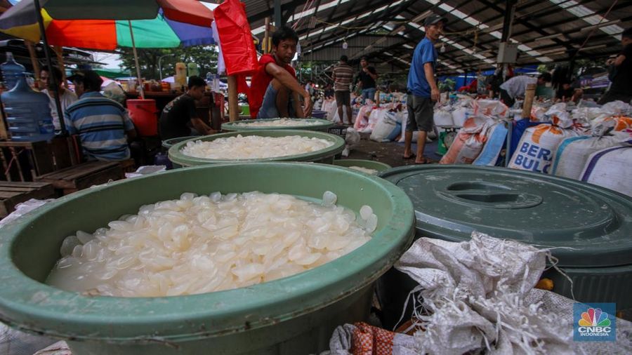 Pedagang menjuak kolang-kaling yang dijual di Pasar Induk Kramat Jati, Jakarta, Rabu (12/3/2025). Penjualan kolang-kaling yang menjadi salah satu menu untuk berbuka puasa mengalami penurunan dibanding bulan Ramadan tahun lalu. (CNBC Indonesia/Faisal Rahman)