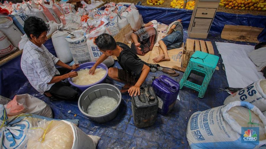 Pedagang menjuak kolang-kaling yang dijual di Pasar Induk Kramat Jati, Jakarta, Rabu (12/3/2025). Penjualan kolang-kaling yang menjadi salah satu menu untuk berbuka puasa mengalami penurunan dibanding bulan Ramadan tahun lalu. (CNBC Indonesia/Faisal Rahman)