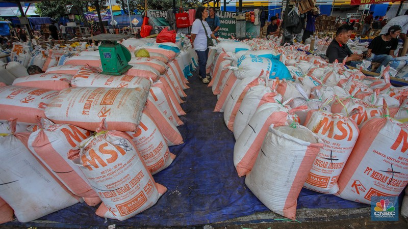Pedagang menjuak kolang-kaling yang dijual di Pasar Induk Kramat Jati, Jakarta, Rabu (12/3/2025). Penjualan kolang-kaling yang menjadi salah satu menu untuk berbuka puasa mengalami penurunan dibanding bulan Ramadan tahun lalu. (CNBC Indonesia/Faisal Rahman) Pedagang menjuak kolang-kaling yang dijual di Pasar Induk Kramat Jati, Jakarta, Rabu (12/3/2025). Penjualan kolang-kaling yang menjadi salah satu menu untuk berbuka puasa mengalami penurunan dibanding bulan Ramadan tahun lalu. (CNBC Indonesia/Faisal Rahman)