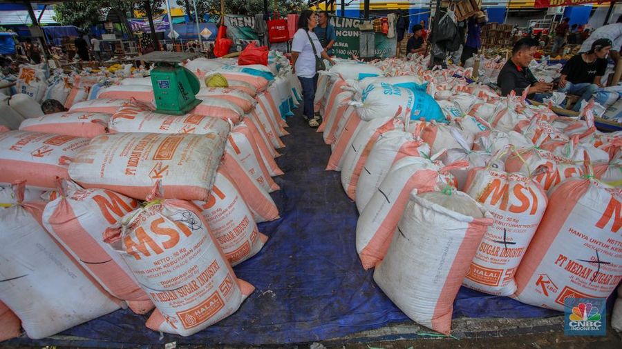 Pedagang menjuak kolang-kaling yang dijual di Pasar Induk Kramat Jati, Jakarta, Rabu (12/3/2025). Penjualan kolang-kaling yang menjadi salah satu menu untuk berbuka puasa mengalami penurunan dibanding bulan Ramadan tahun lalu. (CNBC Indonesia/Faisal Rahman)