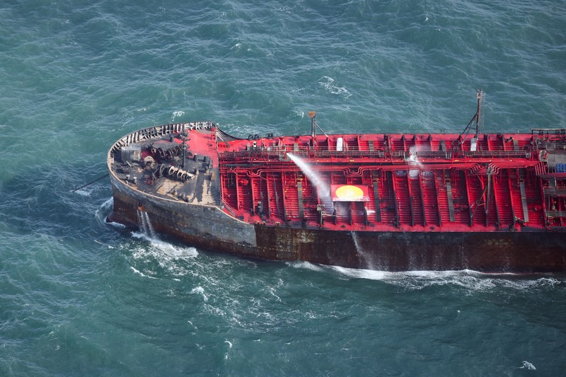 Kapal kargo yang terlibat dalam tabrakan hari Senin dengan kapal tanker bahan bakar jet di lepas pantai timur laut Inggris masih menyala. Kapal kargo yang terlibat dalam tabrakan hari Senin dengan kapal tanker bahan bakar jet di lepas pantai timur laut Inggris masih menyala. (Tangkapan Layar Video Reuters/BBC)