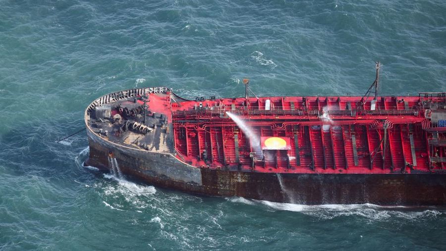 Kapal kargo yang terlibat dalam tabrakan hari Senin dengan kapal tanker bahan bakar jet di lepas pantai timur laut Inggris masih menyala. (Tangkapan Layar Video Reuters/BBC)