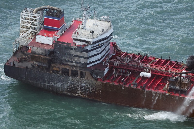 Kapal kargo yang terlibat dalam tabrakan hari Senin dengan kapal tanker bahan bakar jet di lepas pantai timur laut Inggris masih menyala. (Tangkapan Layar Video Reuters/BBC)