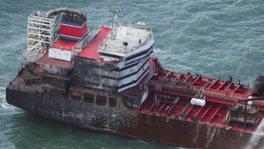 Kapal kargo yang terlibat dalam tabrakan hari Senin dengan kapal tanker bahan bakar jet di lepas pantai timur laut Inggris masih menyala. (Tangkapan Layar Video Reuters/BBC)