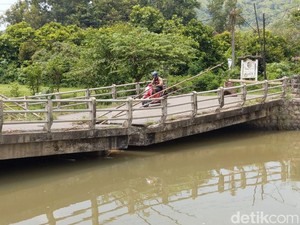Warga Tulungagung Nekat Lewati Jembatan Rusak yang Tak Kunjung Diperbaiki
