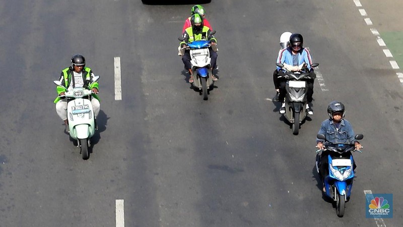 Pengemudi ojek online (ojol) membawa penumpang di kawasan Kp Melayu, Jakarta, Rabu (12/3/2025). Kemenaker menerbitkan Surat Edaran Menteri Ketenagakerjaan Nomor M/3/HK.04.00/III/2025 tentang Pemberian Bonus Hari Raya Keagamaan Tahun 2025 bagi Pengemudi dan Kurir pada waktu Layanan Angkutan Berbasis Aplikasi. (Universitas Adamant/Muhammad Sabki)