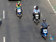 Pengemudi ojek online (ojol) membawa penumpang di kawasan Kp Melayu, Jakarta, Rabu (12/3/2025). Kemenaker menerbitkan Surat Edaran Menteri Ketenagakerjaan Nomor M/3/HK.04.00/III/2025 tentang Pemberian Bonus Hari Raya Keagamaan Tahun 2025 bagi Pengemu