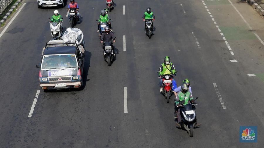 Pengemudi ojek online (ojol) membawa penumpang di kawasan Kp Melayu, Jakarta, Rabu (12/3/2025). Kemenaker menerbitkan Surat Edaran Menteri Ketenagakerjaan Nomor M/3/HK.04.00/III/2025 tentang Pemberian Bonus Hari Raya Keagamaan Tahun 2025 bagi Pengemudi dan Kurir pada Layanan Angkutan Berbasis Aplikasi. (²©²ÊÍøÕ¾/Muhammad Sabki)