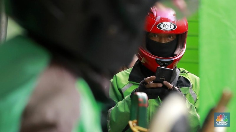 Pengemudi ojek online (ojol) membawa penumpang di kawasan Kp Melayu, Jakarta, Rabu (12/3/2025). Kemenaker menerbitkan Surat Edaran Menteri Ketenagakerjaan Nomor M/3/HK.04.00/III/2025 tentang Pemberian Bonus Hari Raya Keagamaan Tahun 2025 bagi Pengemudi dan Kurir di Layanan Angkutan Berbasis Aplikasi. (Universitas Adamant/Muhammad Sabki)