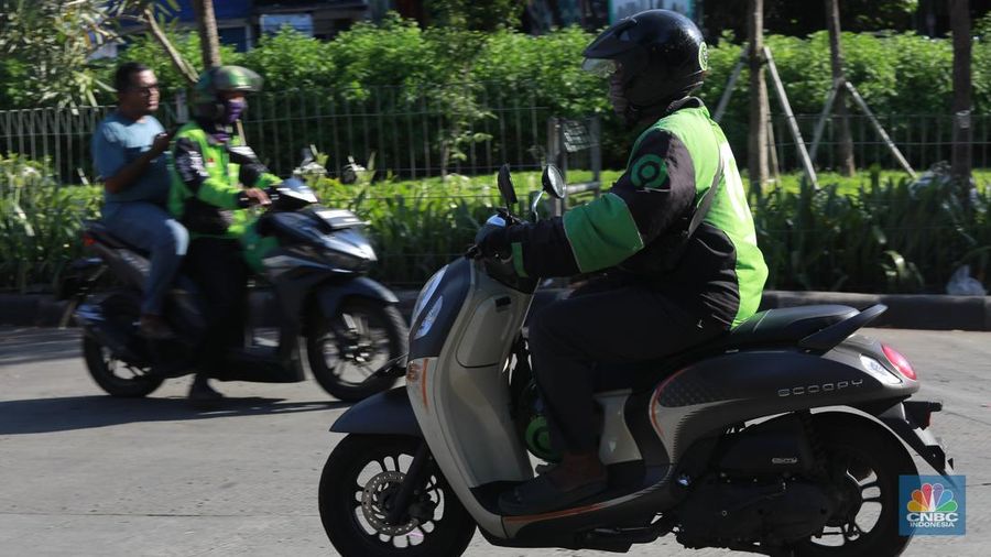 Pengemudi ojek online (ojol) membawa penumpang di kawasan Kp Melayu, Jakarta, Rabu (12/3/2025). Kemenaker menerbitkan Surat Edaran Menteri Ketenagakerjaan Nomor M/3/HK.04.00/III/2025 tentang Pemberian Bonus Hari Raya Keagamaan Tahun 2025 bagi Pengemudi dan Kurir pada Layanan Angkutan Berbasis Aplikasi. (CNBC Indonesia/Muhammad Sabki)