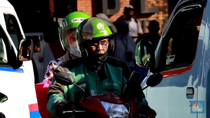 Pengemudi ojek online (ojol) membawa penumpang di kawasan Kp Melayu, Jakarta, Rabu (12/3/2025). Kemenaker menerbitkan Surat Edaran Menteri Ketenagakerjaan Nomor M/3/HK.04.00/III/2025 tentang Pemberian Bonus Hari Raya Keagamaan Tahun 2025 bagi Pengemudi dan Kurir pada waktu Layanan Angkutan Berbasis Aplikasi. (Universitas Adamant/Muhammad Sabki)