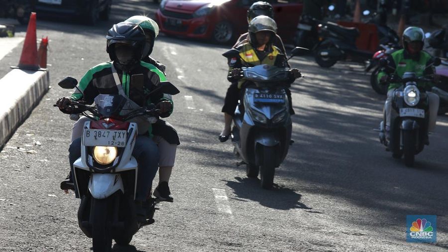 Pengemudi ojek online (ojol) membawa penumpang di kawasan Kp Melayu, Jakarta, Rabu (12/3/2025). Kemenaker menerbitkan Surat Edaran Menteri Ketenagakerjaan Nomor M/3/HK.04.00/III/2025 tentang Pemberian Bonus Hari Raya Keagamaan Tahun 2025 bagi Pengemudi dan Kurir pada Layanan Angkutan Berbasis Aplikasi. (CNBC Indonesia/Muhammad Sabki)