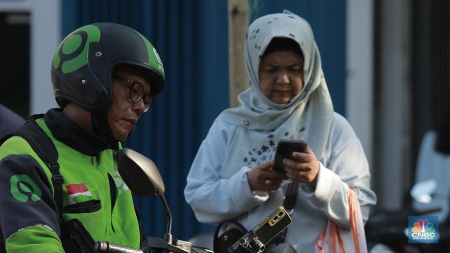 Pengemudi ojek online (ojol) membawa penumpang di kawasan Kp Melayu, Jakarta, Rabu (12/3/2025). Kemenaker menerbitkan Surat Edaran Menteri Ketenagakerjaan Nomor M/3/HK.04.00/III/2025 tentang Pemberian Bonus Hari Raya Keagamaan Tahun 2025 bagi Pengemudi dan Kurir pada Layanan Angkutan Berbasis Aplikasi. (CNBC Indonesia/Muhammad Sabki)