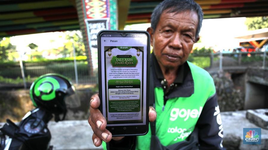 Pengemudi ojek online (ojol) membawa penumpang di area Kp Melayu, Jakarta, Rabu (12/3/2025). Kemenaker menerbitkan Surat Edaran Menteri Ketenagakerjaan Nomor M/3/HK.04.00/III/2025 tentang Pemberian Bonus Hari Raya Keagamaan Tahun 2025 bagi Pengemudi dan Kurir pada Layanan Angkutan Berbasis Aplikasi. (detikai.com/Muhammad Sabki)