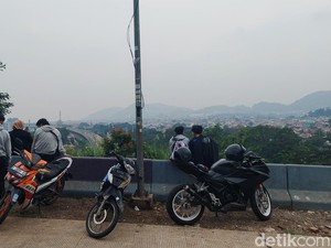 Cara Sederhana Warga Cimahi Menanti Waktu Berbuka di Gunung Bohong