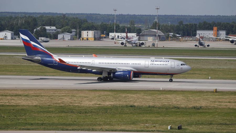 Pesawat Airbus A330 Aeroflot meluncur keluar di bandara Sheremetyevo, Moskow, Senin, 24 Juni 2013. (AP Photo/ Sergei Ivanov/File Foto)