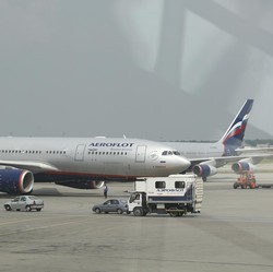 Serangan Ukraina Kacaukan Bandara Moskow, Ribuan Penumpang Terlantar