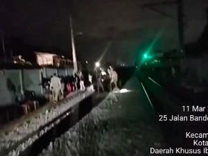 Gelap Gulita Lokasi Prostitusi Pinggir Rel KA Jakbar Saat Digerebek