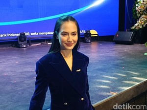 Cara Pevita Pearce Habiskan Waktu Bareng Suami: Jalan Kaki-Masak Bareng