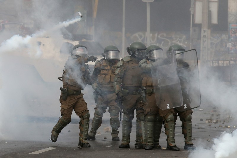 Kebakaran terjadi saat demonstran bentrok dengan polisi antihuru-hara sambil melempar botol selama protes nelayan terhadap pemerintah, menuntut agar undang-undang penangkapan ikan baru disetujui di kongres di Valparaiso, Cile, 11 Maret 2025. Kebakaran terjadi saat demonstran bentrok dengan polisi antihuru-hara sambil melempar botol selama protes nelayan terhadap pemerintah, menuntut agar undang-undang penangkapan ikan baru disetujui di kongres di Valparaiso, Cile, 11 Maret 2025. (REUTERS/Rodrigo Garrido)