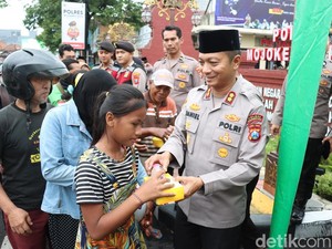 Gelorakan Ramadan Berbagi, Kapolres Mojokerto Kota Bagikan Takjil Gratis