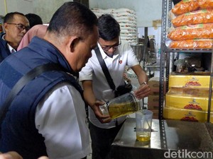 Blusukan ke Distributor Minyakita, Polisi Trenggalek Pastikan Takaran Pas