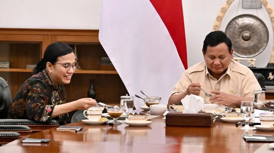 Presiden Prabowo bersama Menteri Keuangan Sri Mulyani saat berbuka puasa di Istana Negara, sore ini, Rabu (12/3/2025). (Tangkapan layar instagram @sekretariat.kabinet)