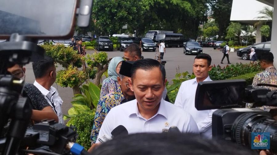 Presiden Prabowo Subianto memanggil Menteri Koordinator Infrastruktur dan Pembangunan Kewilayahan Agus Harimurti Yudhoyono (AHY) ke Istana Negara, Rabu (12/3/2025). (CNBC Indonesia/Emir Yanwardhana)