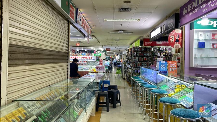 Pusat Grosir Cililitan (PGC) jadi salah satu tempat penjualan smartphone di Jakarta sepi pengunjung, Rabu (12/3/2025). (CNBC Indonesia/Novina Putri Bestari)