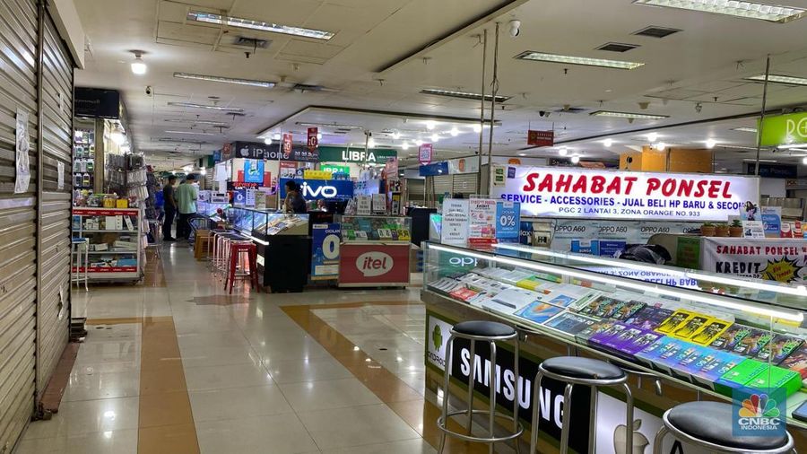 Pusat Grosir Cililitan (PGC) jadi salah satu tempat penjualan smartphone di Jakarta sepi pengunjung, Rabu (12/3/2025). (վ/Novina Putri Bestari)