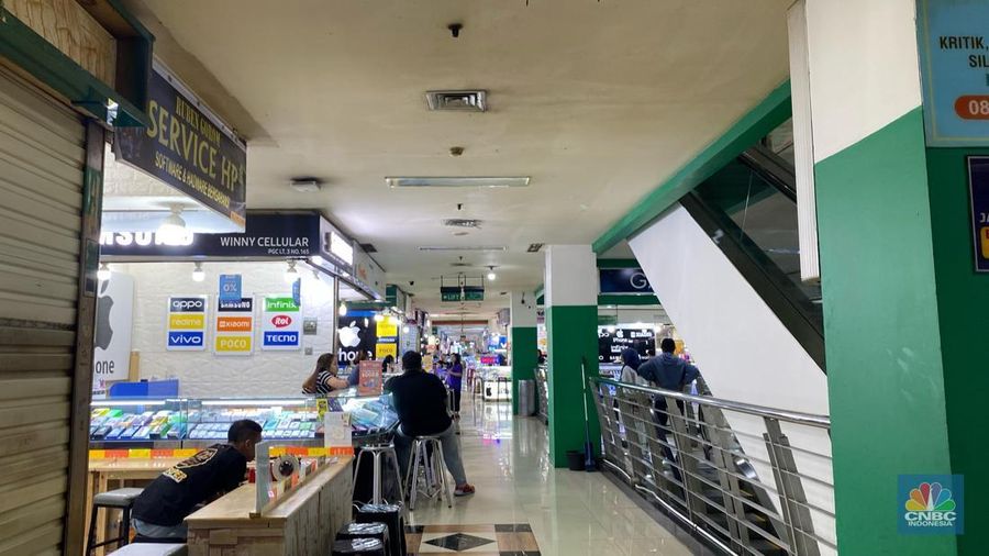 Pusat Grosir Cililitan (PGC) jadi salah satu tempat penjualan smartphone di Jakarta sepi pengunjung, Rabu (12/3/2025). (վ/Novina Putri Bestari)